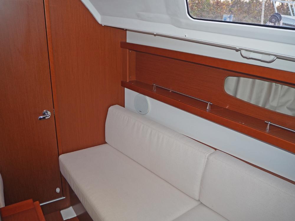 Saloon, Accommodation